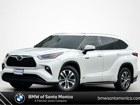 Used 2021 Toyota Highlander XLE AWD/4WD image 1