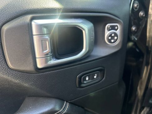 Used 2019 Jeep Wrangler Unlimited Sahara AWD/4WD image 11