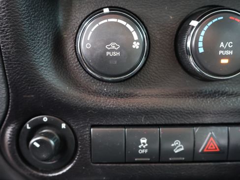Used 2018 Jeep Wrangler Sport AWD/4WD image 23