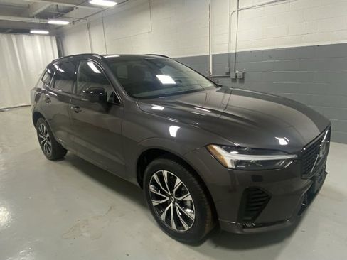 Used 2025 Volvo XC60 B5 Plus image 4