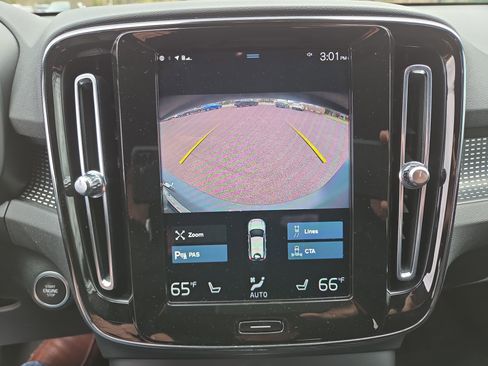 Used 2021 Volvo XC40 T5 R-Design w/ Climate Package image 27