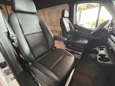 Used 2025 Mercedes-Benz Sprinter 2500 image 43