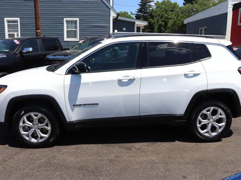 Used 2024 Jeep Compass Latitude AWD/4WD image 2