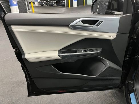 New 2025 Volkswagen Taos SE image 18