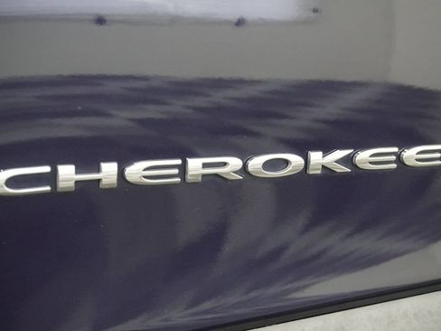 Used 2016 Jeep Cherokee Latitude w/ Cold Weather Group AWD/4WD image 26