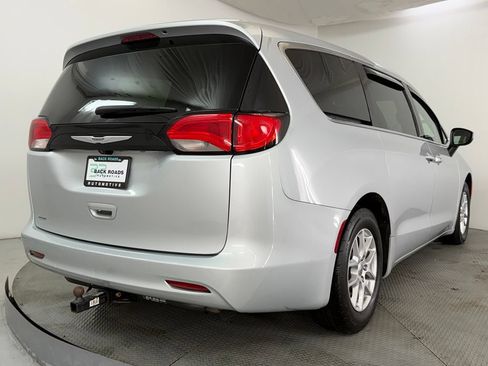 Used 2022 Chrysler Voyager LX FWD image 9