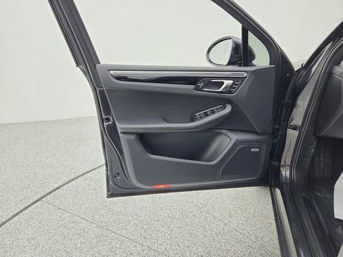 Used 2022 Porsche Macan image 25