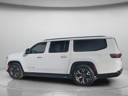 Used 2023 Jeep Wagoneer L Series III w/ Preferred Equipment Group image 14