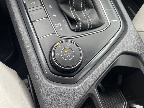 Used 2021 Volkswagen Tiguan SE w/ Panoramic Sunroof Package image 19