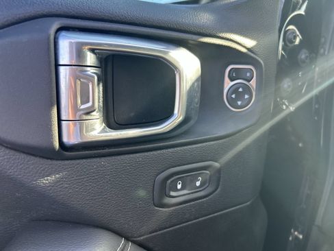 Used 2021 Jeep Gladiator Overland w/ Popular Equipment Package AWD/4WD image 21