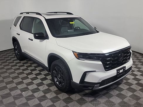 Certified 2025 Honda Pilot TrailSport image 2