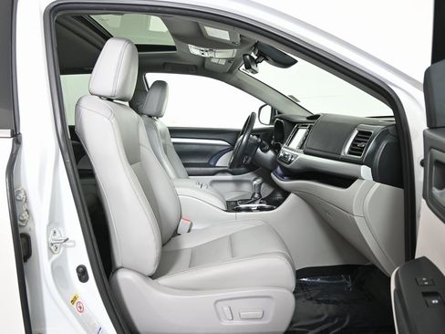 Used 2018 Toyota Highlander XLE image 13