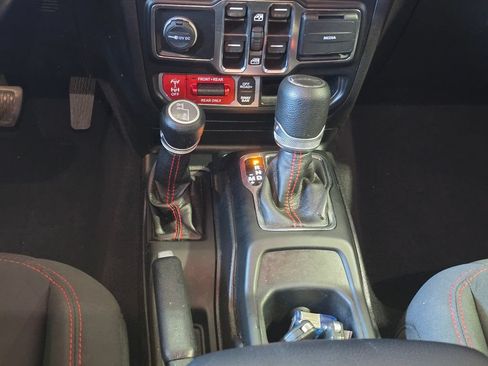 Used 2021 Jeep Gladiator Rubicon AWD/4WD image 12