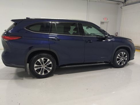 Used 2021 Toyota Highlander XLE AWD/4WD image 10
