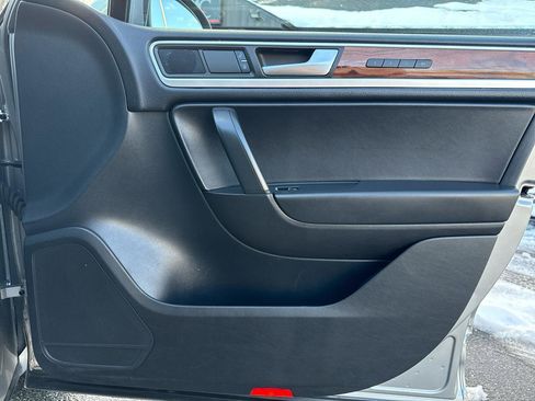 Used 2011 Volkswagen Touareg Hybrid image 32