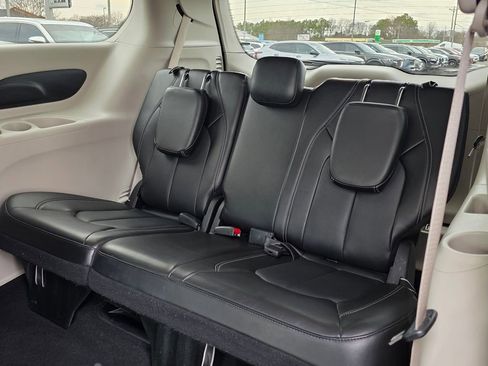 Used 2024 Chrysler Pacifica Touring-L FWD image 31