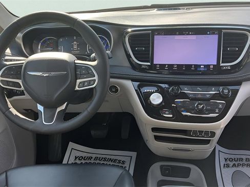 Used 2024 Chrysler Pacifica Select image 28