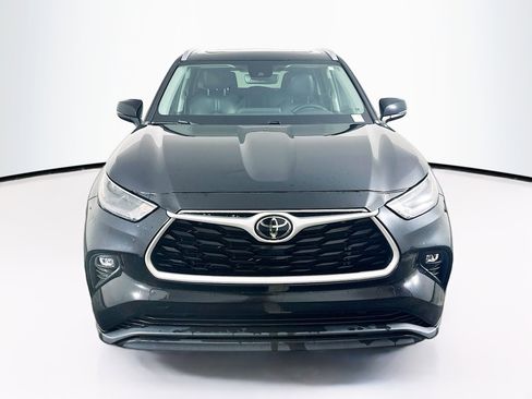 Used 2022 Toyota Highlander XLE FWD image 2
