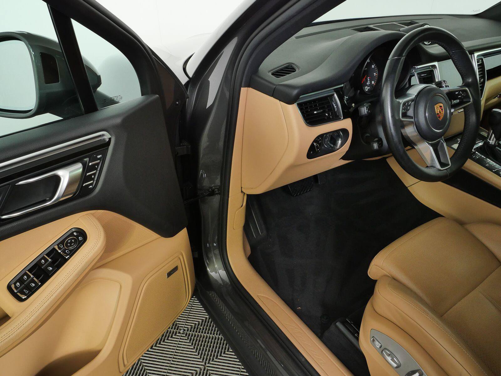 Used 2018 Porsche Macan AWD/4WD image 8
