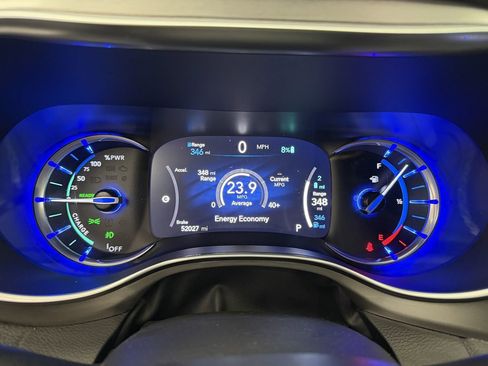 Used 2021 Chrysler Pacifica Limited w/ Uconnect Theater Family Group FWD image 11
