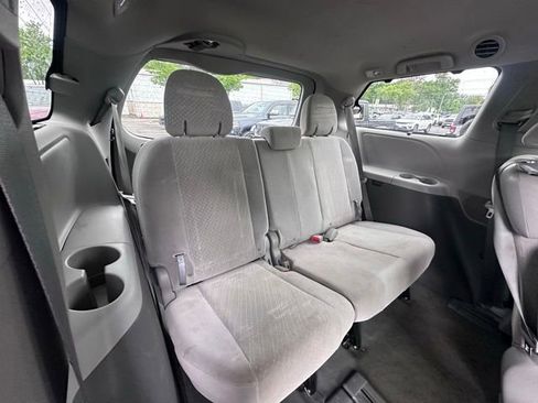 Used 2019 Toyota Sienna LE w/ LE Preferred Package FWD image 32