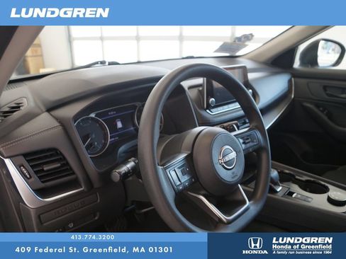 Used 2024 Nissan Rogue S AWD/4WD image 10
