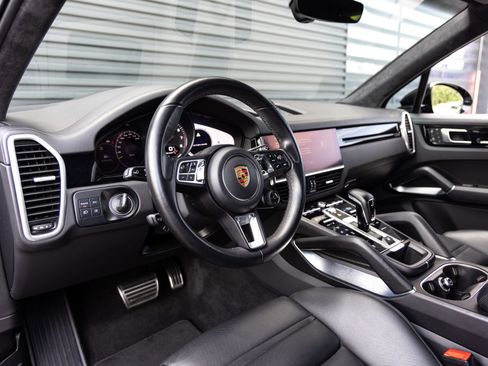 Certified 2023 Porsche Cayenne Turbo S AWD/4WD image 4