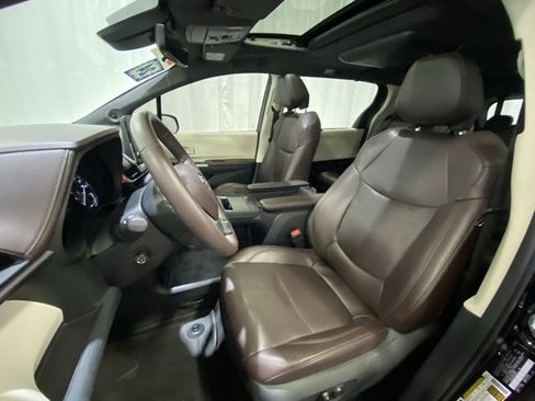 Certified 2024 Toyota Sienna Platinum image 10