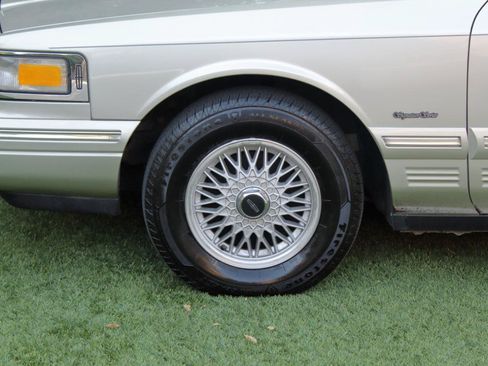Used 1997 Lincoln Town Car Signature RWD image 33
