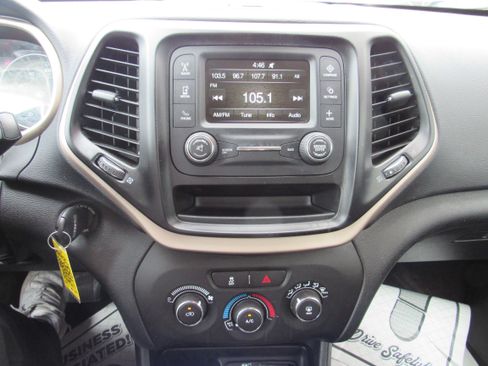 Used 2018 Jeep Cherokee Latitude FWD image 23