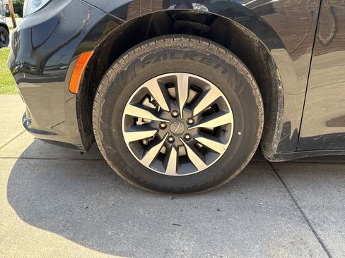 Used 2023 Chrysler Pacifica Touring-L FWD image 10