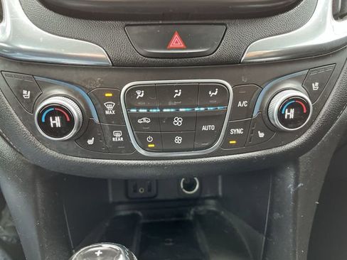 Used 2018 Chevrolet Equinox Premier FWD image 18