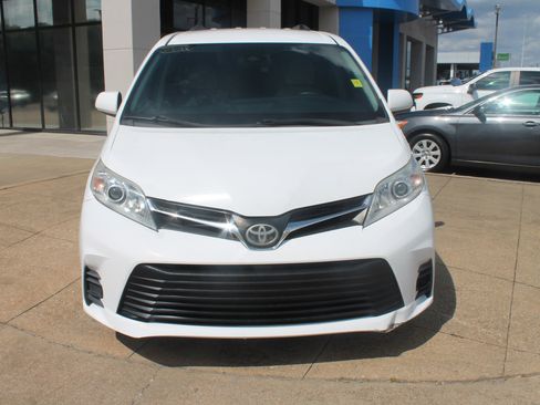 Used 2018 Toyota Sienna LE image 2
