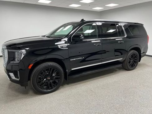 Used 2022 GMC Yukon XL Denali w/ Advanced Technology Package AWD/4WD image 6