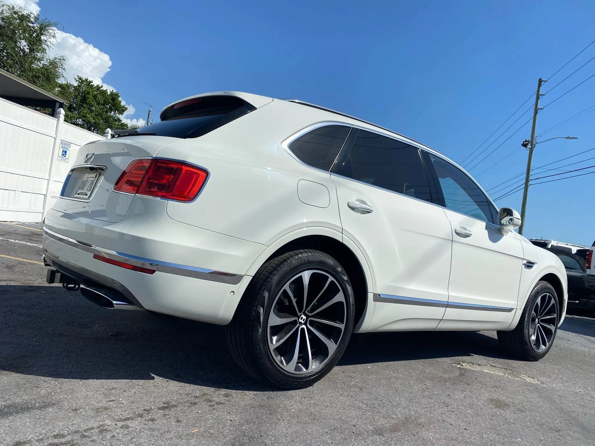Used 2017 Bentley Bentayga AWD/4WD image 3
