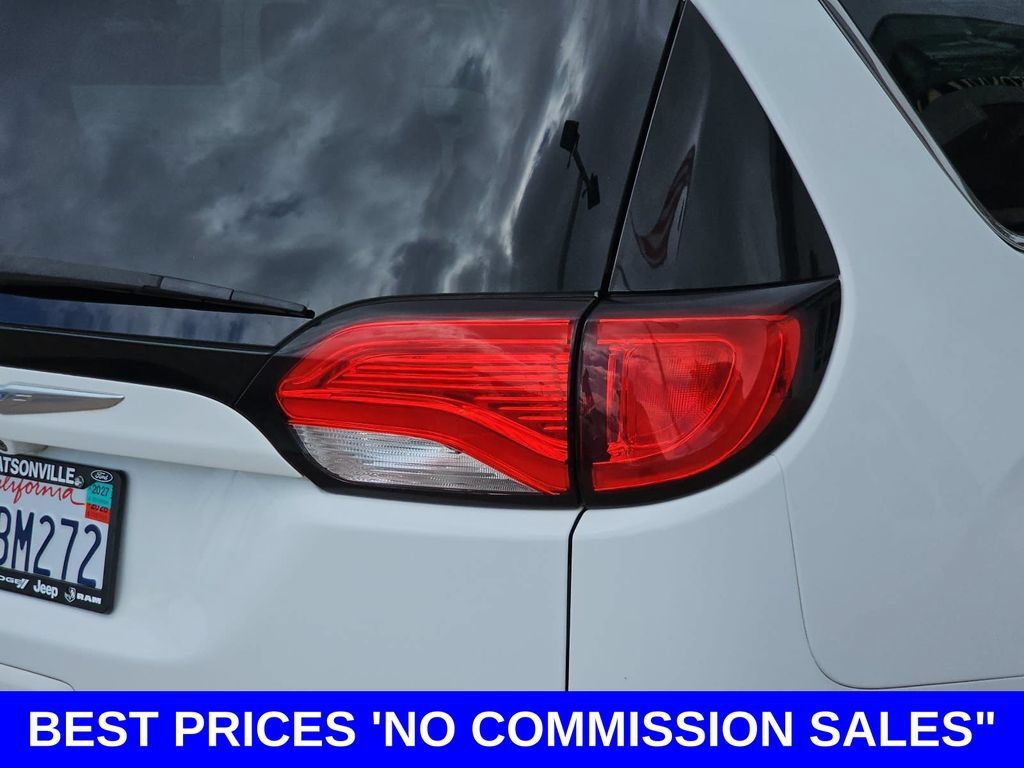 Used 2018 Chrysler Pacifica Touring-L FWD image 40