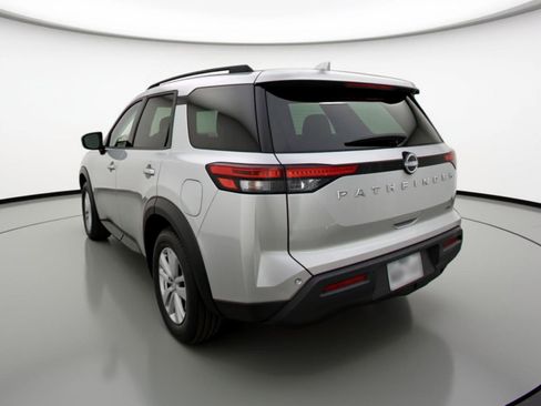 Used 2025 Nissan Pathfinder SV image 5