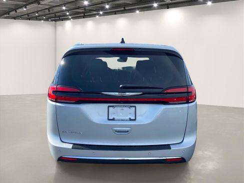 Used 2024 Chrysler Pacifica Touring-L FWD image 6