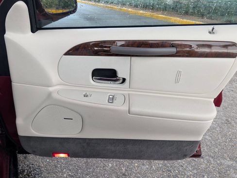 Used 1998 Lincoln Town Car Executive image 14