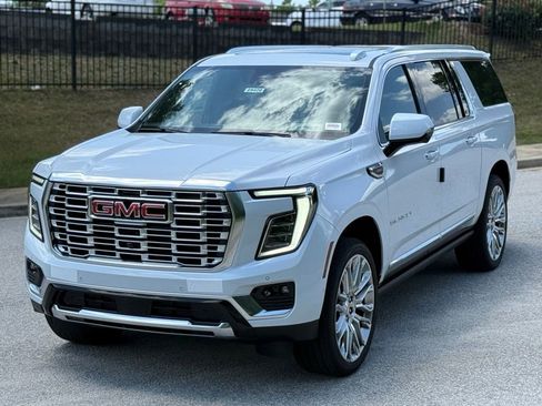 New 2026 GMC Yukon XL Denali w/ Denali Reserve Package AWD/4WD image 9