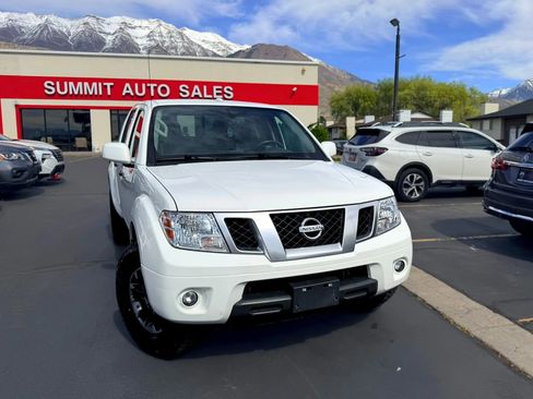 Used 2018 Nissan Frontier PRO-4X AWD/4WD image 2