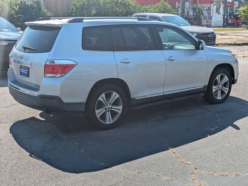 Used 2012 Toyota Highlander Limited w/ Tow Pkg FWD image 4