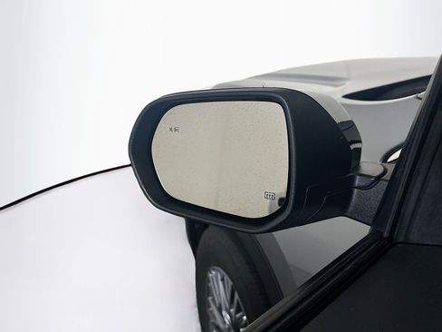 Used 2025 Chevrolet Traverse LT image 16