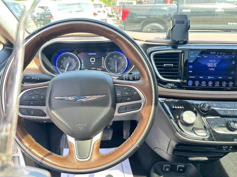 Used 2017 Chrysler Pacifica Limited FWD image 15