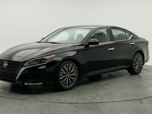 Used 2025 Nissan Altima 2.5 SV image 3