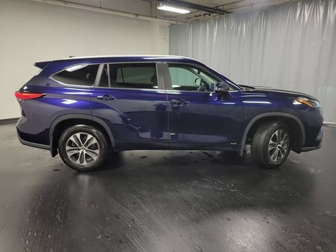 Used 2023 Toyota Highlander XLE AWD/4WD image 9