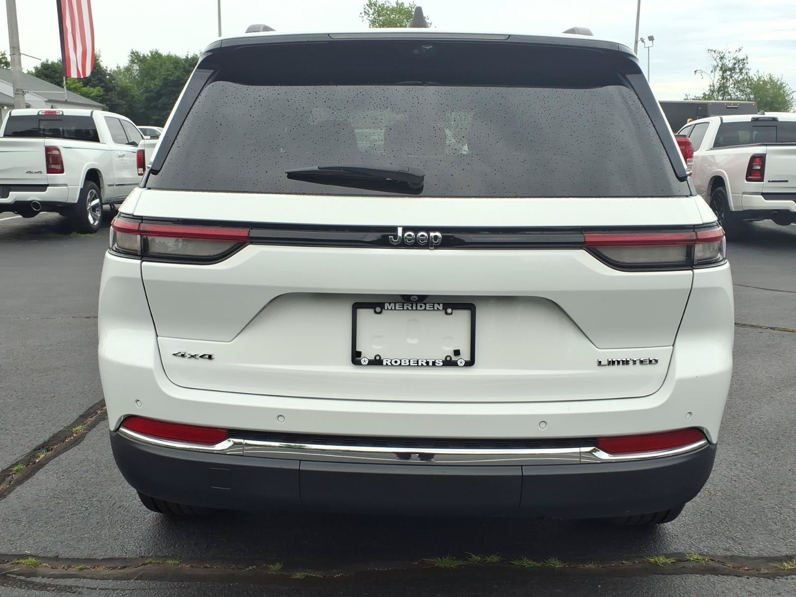 Used 2023 Jeep Grand Cherokee Limited w/ Luxury Tech Group II AWD/4WD image 6