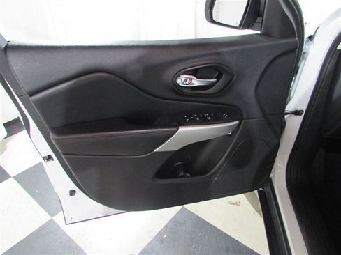 Used 2018 Jeep Cherokee Trailhawk image 23