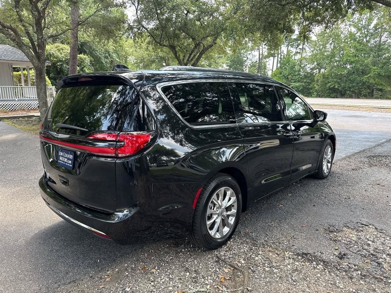 Used 2021 Chrysler Pacifica Touring-L w/ Premium & Safety Sphere Group FWD image 5