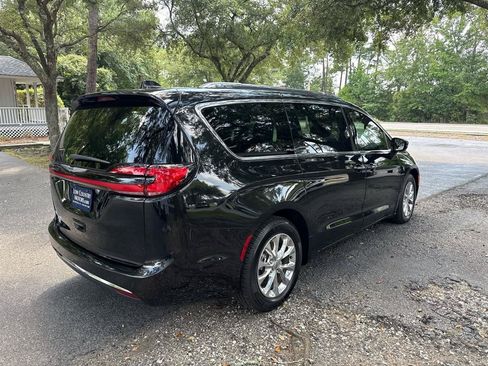 Used 2021 Chrysler Pacifica Touring-L w/ Premium & Safety Sphere Group FWD image 5